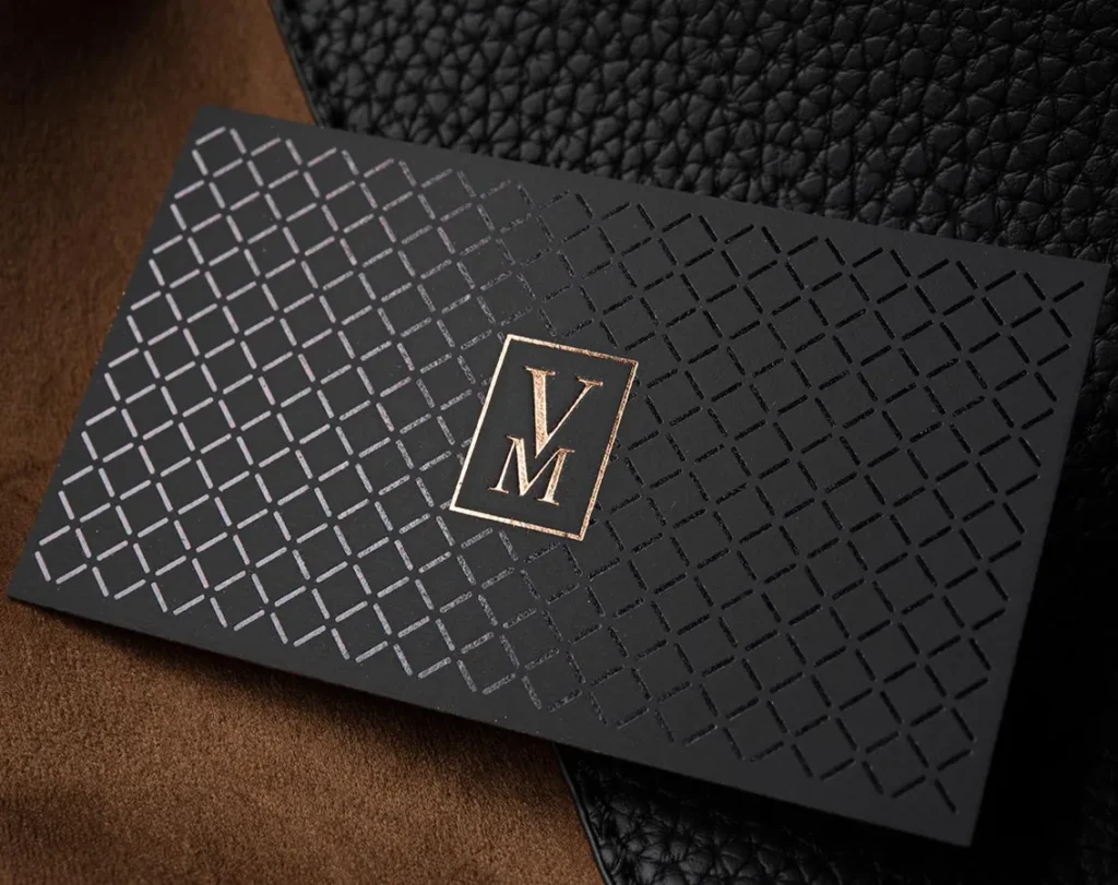 Carte de vizită premium cu pattern geometric și folio auriu