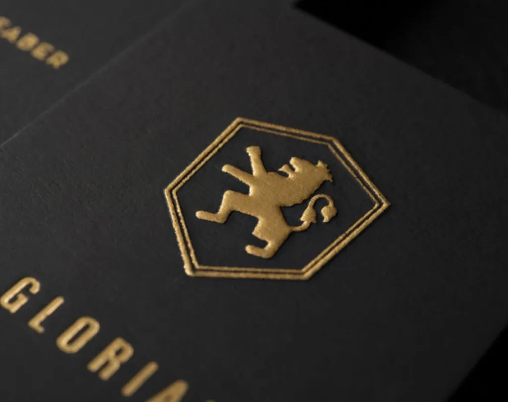 Detaliu logo cu folio auriu pe carte de vizită premium