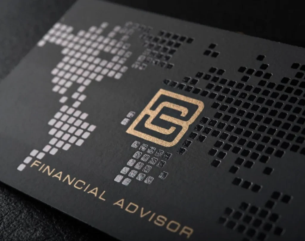 Carte de vizită cu design perforat și finisaje premium